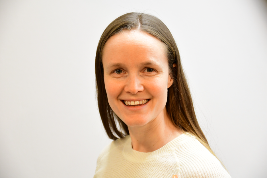 Pressebilde av Kristin Lundanes Jonvik. Dame med brunt, rett h&aring;r og hvit overdel.