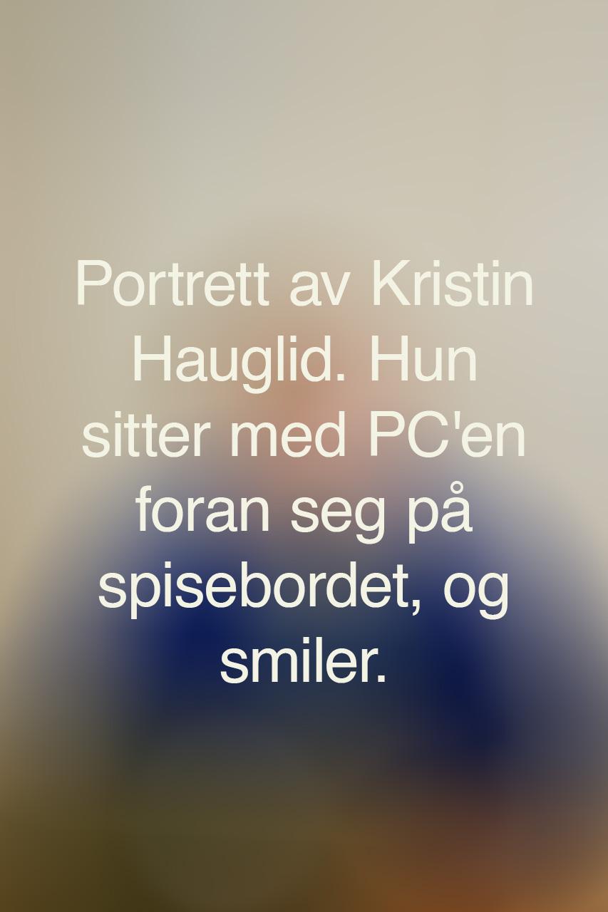 Et uskarpt bilde med den alternative teksten til bildet under. Teksten sier: Portrett av Kristin Hauglid. Hun sitter med PC'en foran seg p&aring; spisebordet, og smiler.