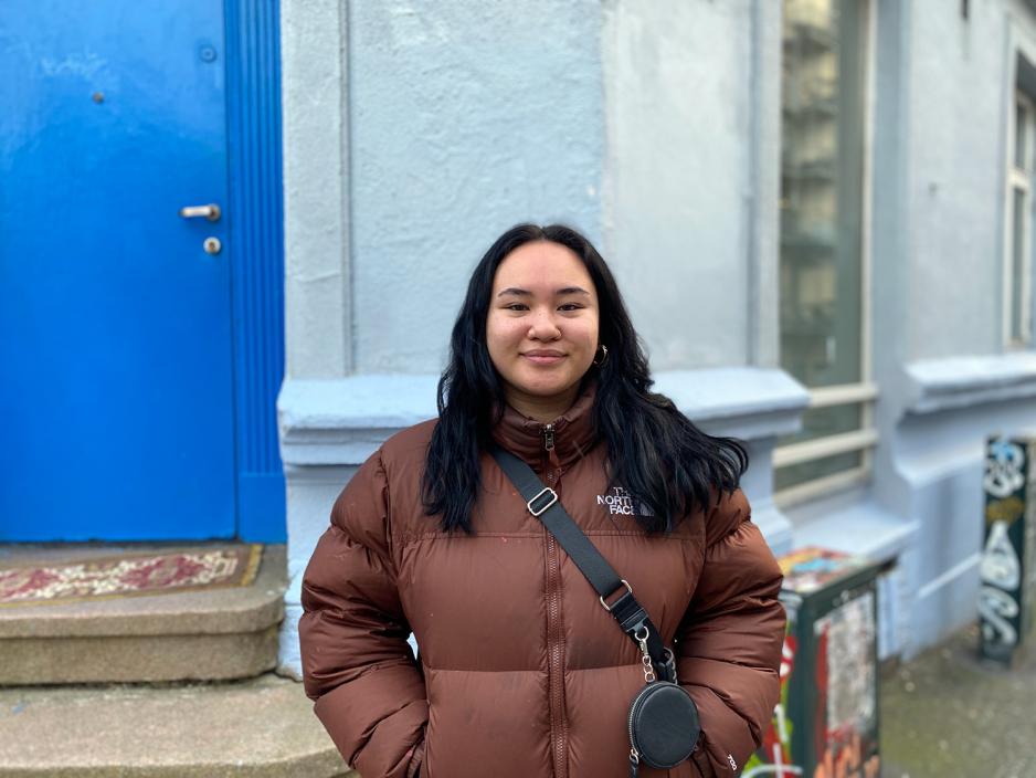 Kristine Novela Gran foran bl&aring; vegg