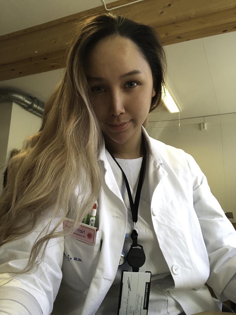 Selfie av Kritkamchon. Jente med langt m&oslash;rkt h&aring;r i hvit frakk.