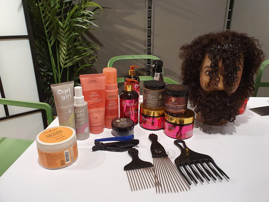 Workshop med h&aring;rprodkukter og dukkehode