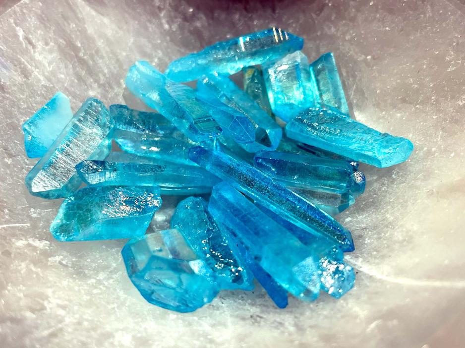 bl&aring; krystaller, sm&aring; steiner, i en sk&aring;l