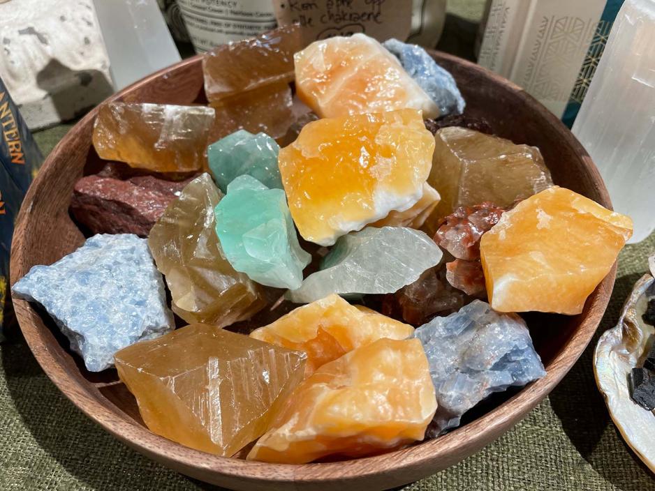 krystaller forskjellige fargerike steiner i en vedsk&aring;l