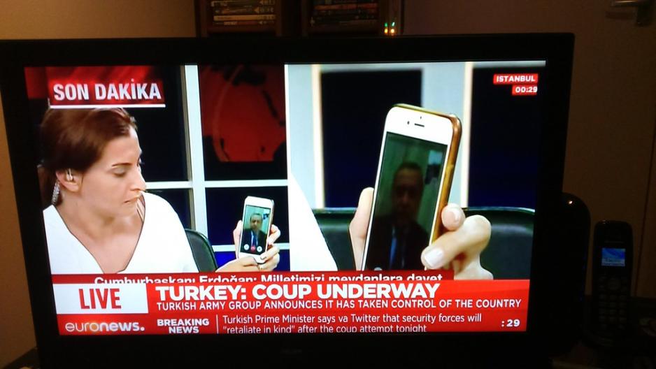 Bilde av en TV-skjerm som viser nyheter som omhandler kuppfors&oslash;ket i Tyrkia i 2016.