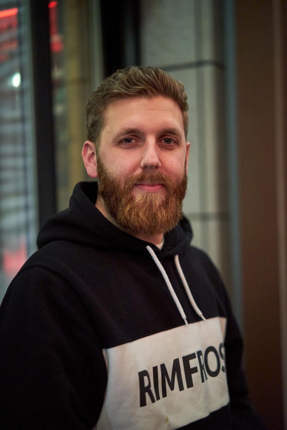 Kyle Chakour fra USA, sitter p&aring; restauranten Way Down South og feirer Thanksgiving.