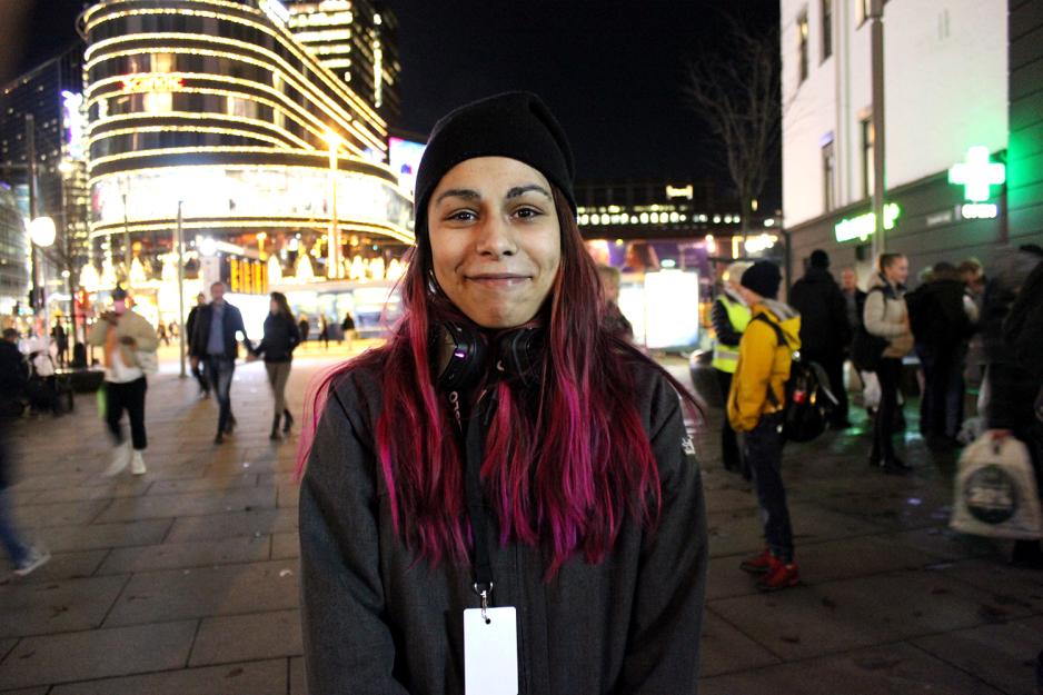 Jente p&aring; Jernbanetorget. 