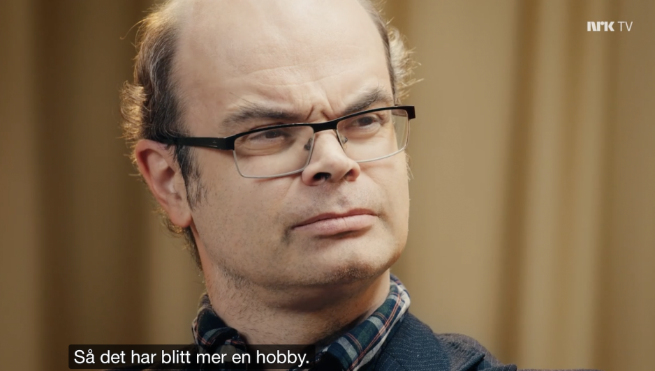 Mann som rynker p&aring; nesen.