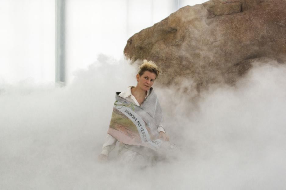 Laure Prouvost i utstillingslokalet p&aring; Nasjonalmuseet