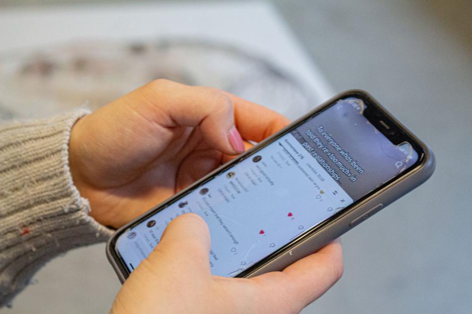 Lea Alstad scroller p&aring; tiktok