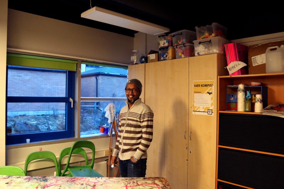 Leder av klubben inne p&aring; et hobbyrom