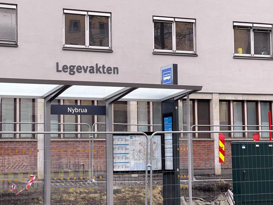Nybrua stasjon med legevakten i Storgata i bakgrunnen.