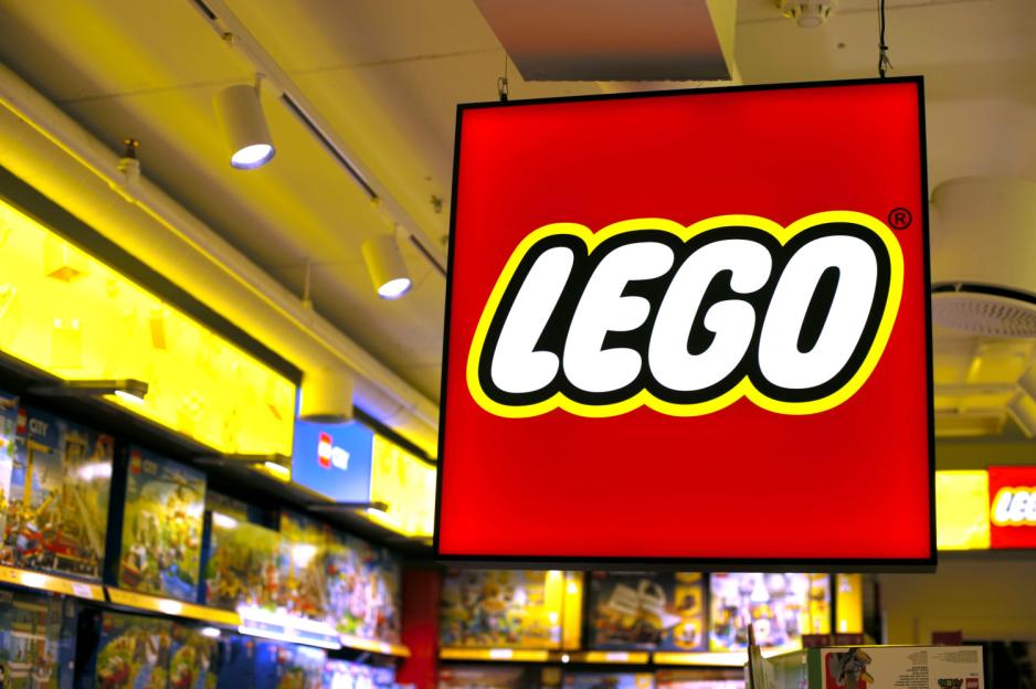 Lego-skilt inne p&aring; Ringo Storo.