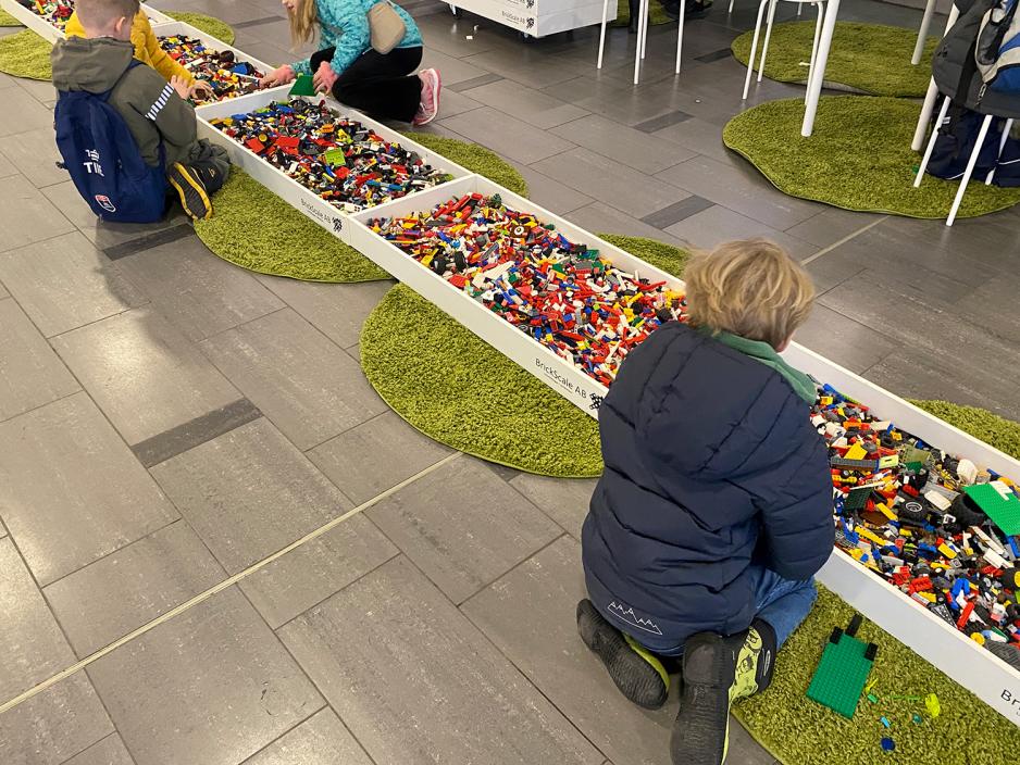 En gutt ser og plukker ut lego