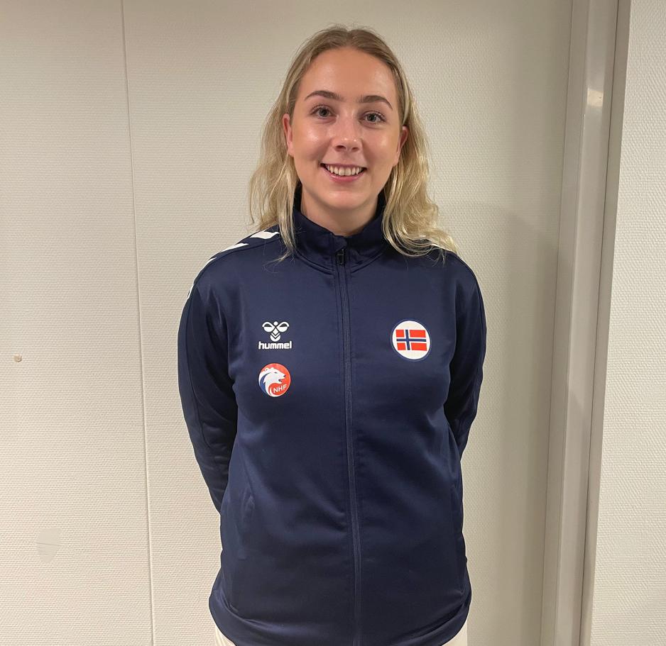 Hovedtrener for landslaget i rullestolh&aring;ndball Susanne Utg&aring;rd st&aring;r rett opp og ned foran kamera