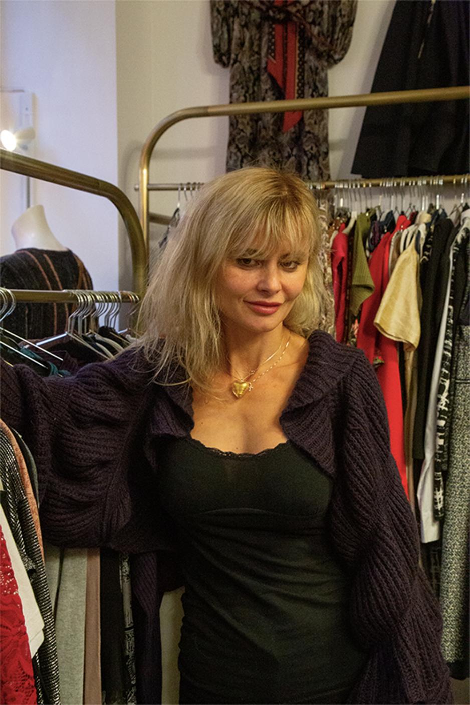 Lila Cacaj st&aring;r foran kl&aelig;r i butikken Le Trend