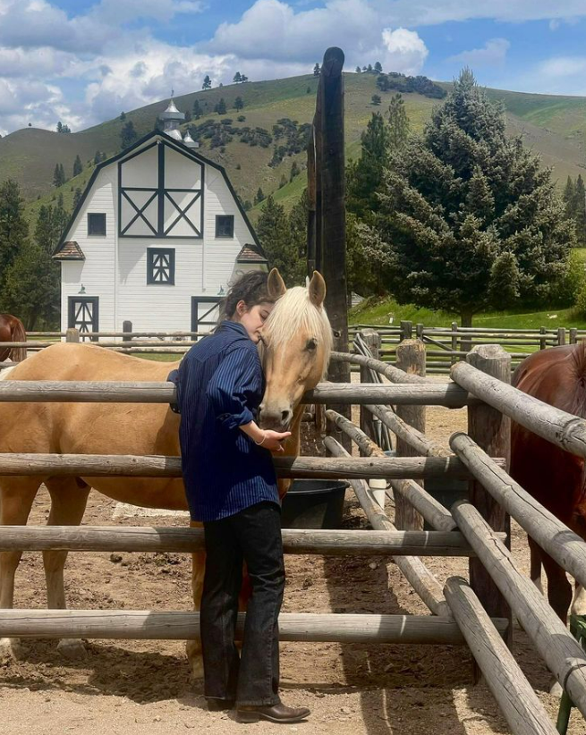 Lilli Kay st&aring;r med en hest