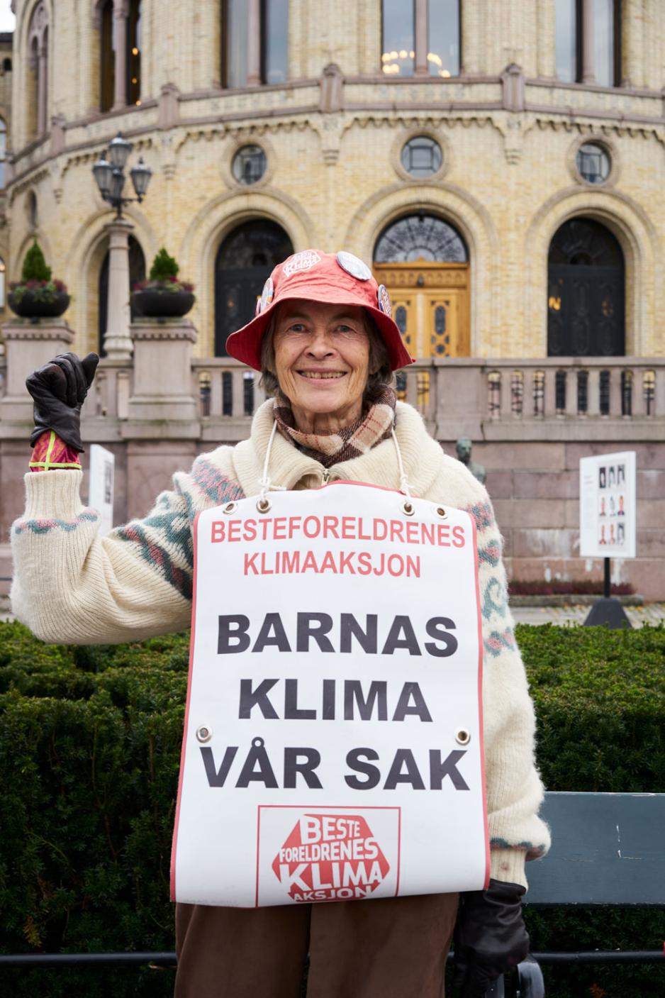 Linda Parr er en av lederne i Besteforeldre aksjonen. Hun st&aring;r foran Stortinget, og kjemper for barnas fremtid. Foto: Rikke L&oslash;e Hovdal
