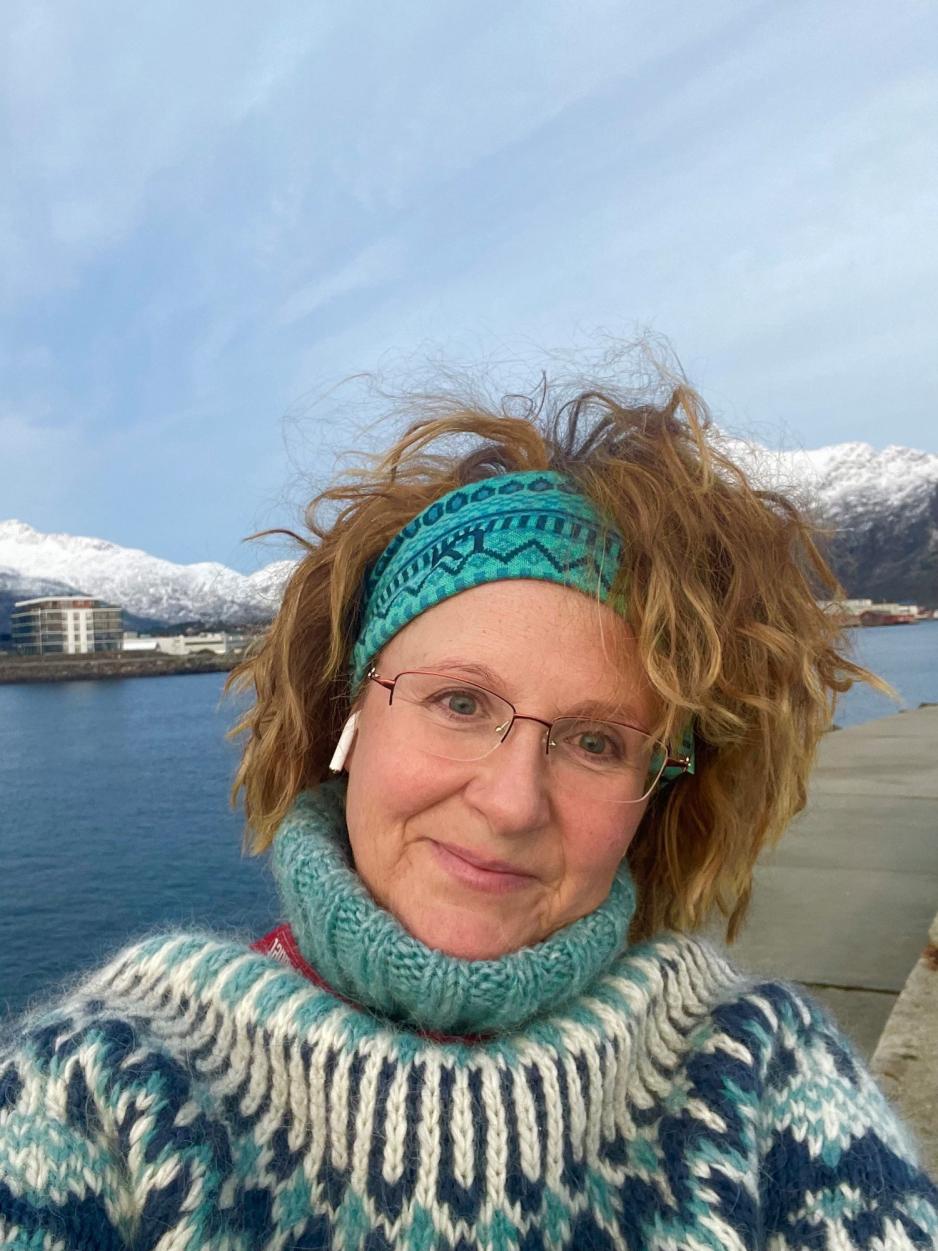 N&aelig;rbilde av Line R. Samuelsen foran fjell.