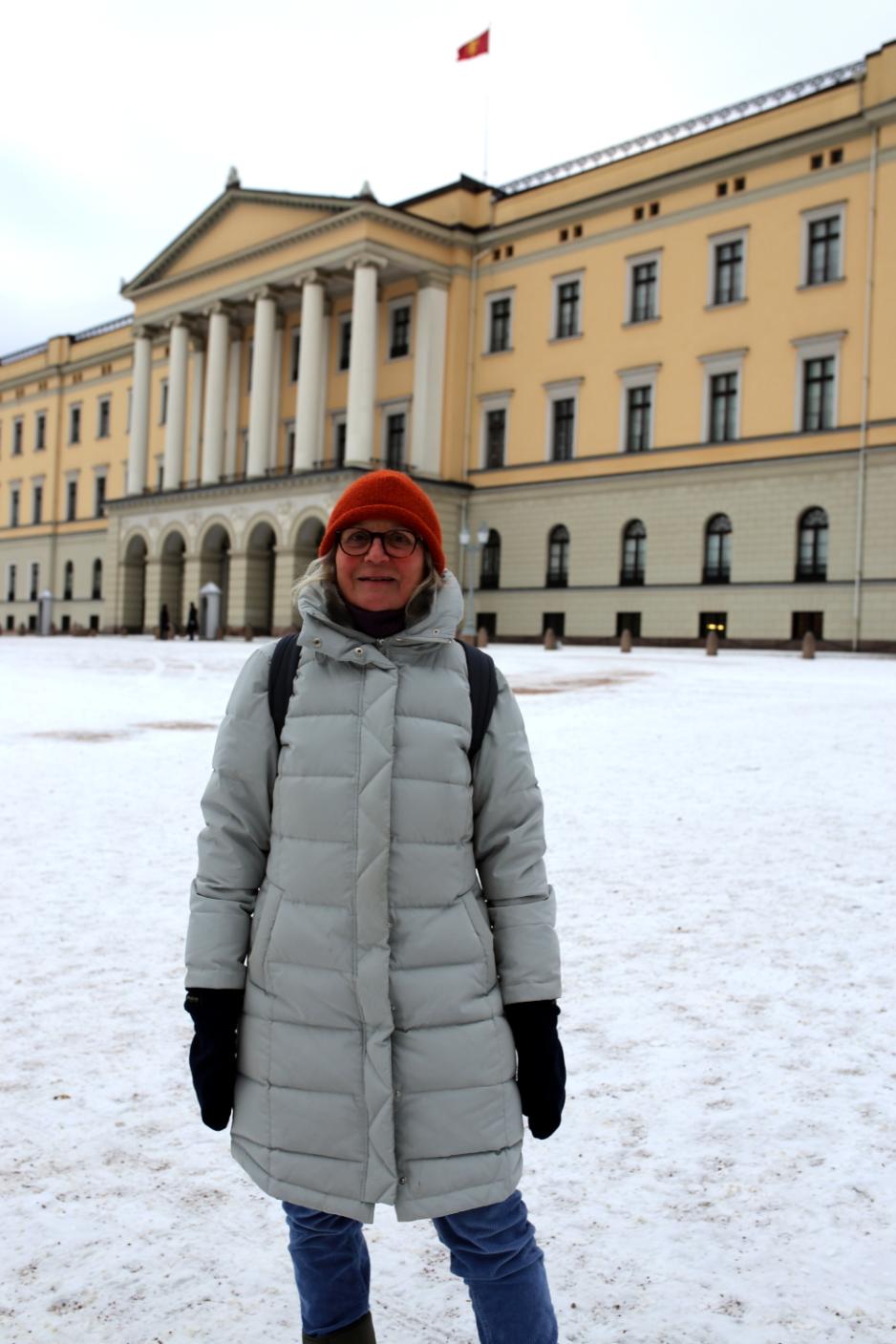 Lise Beate Strand foran slottet.