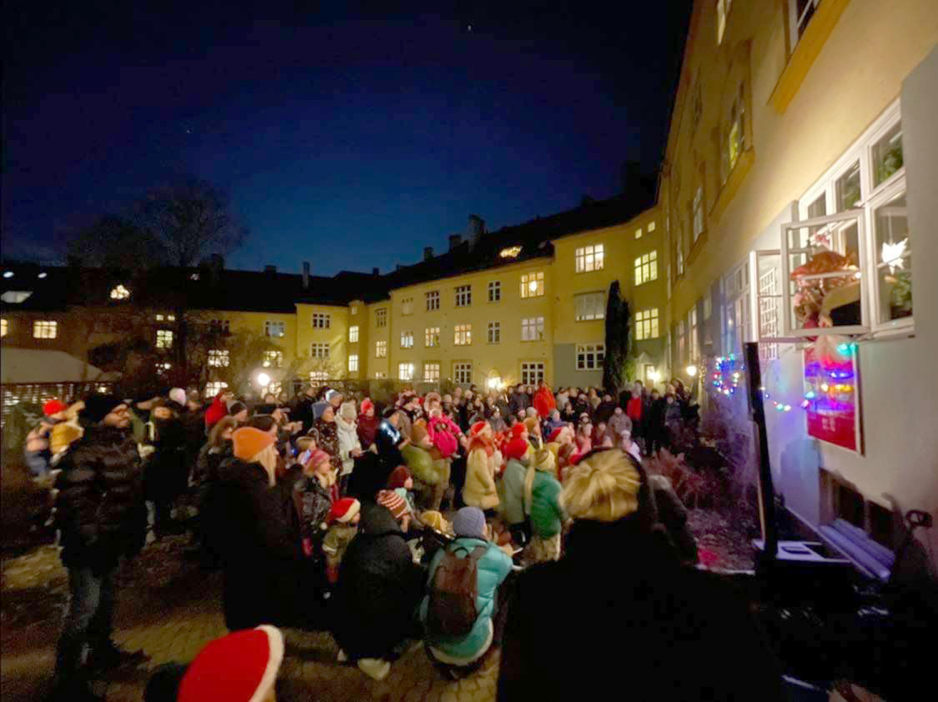 Live julekonsert ut av vinduet p&aring; Torshovs levende julekalender
