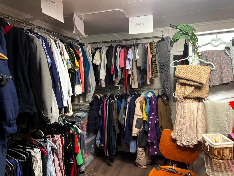 Kl&aelig;r som henger inne p&aring; bytteboden.