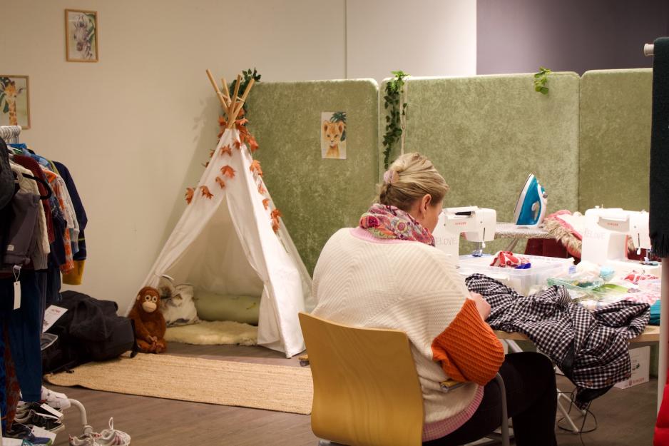 En liten del av det fargerike lokalet til S&oslash;ndres Lokale Skatter