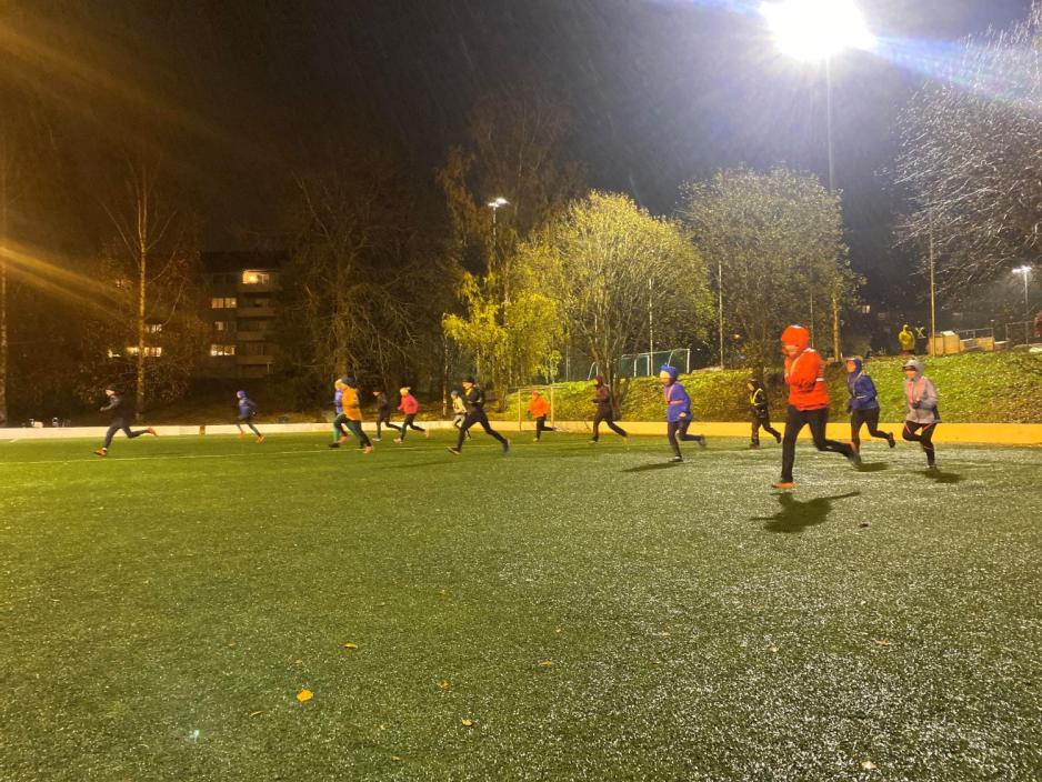 Bildet viser folk som l&oslash;per.