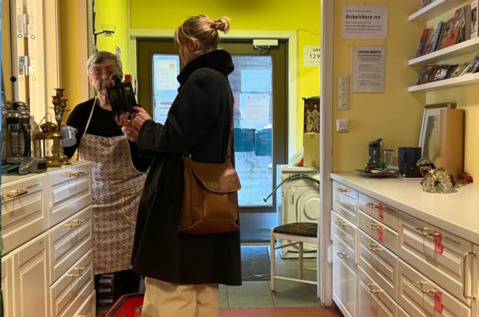 To damer st&aring;r n&aelig;rme og prater