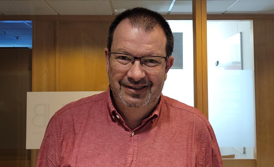 Bildet viser et portrett av Lothar Fritsch ikledd rosa skjorte. Bilde er tatt p&aring; et m&oslash;terom. 