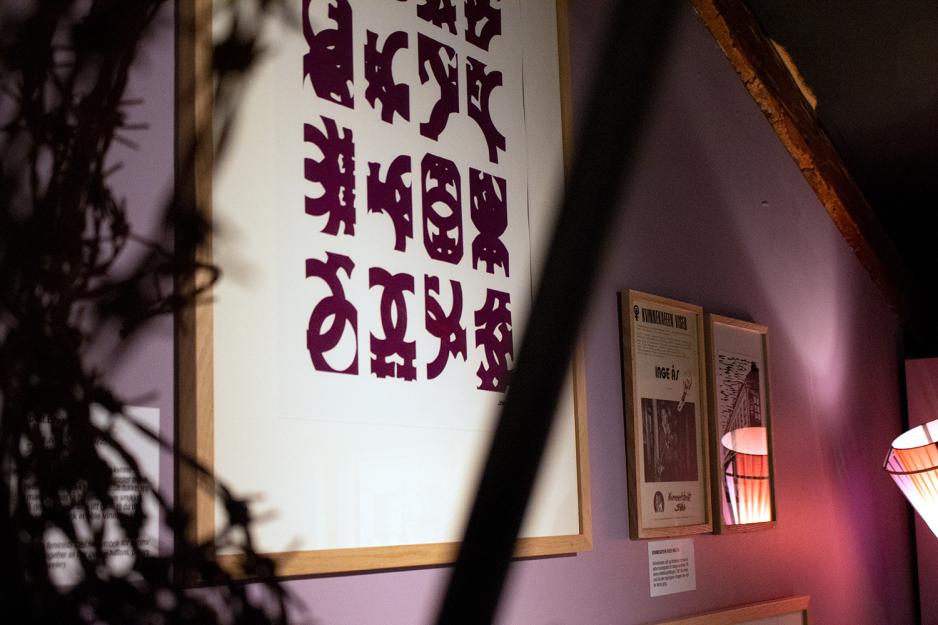 Bildet p&aring; veggen, samt forsiden av boka "Vi spiste, sov og drakk feminisme" er et utsnitt av en silketrykksplakat tegnet av Lui Sancho og trykket kollektivt p&aring; Kvinneverkstedet SFINXA p&aring; 70-tallet