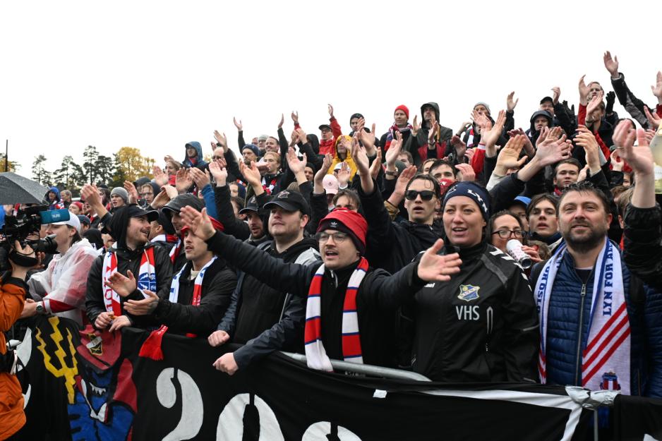 Fotballsupportere p&aring; kamp