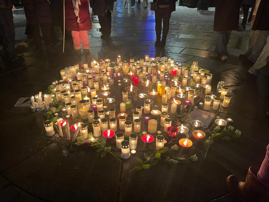 Samling av stearinlys p&aring; bakken.