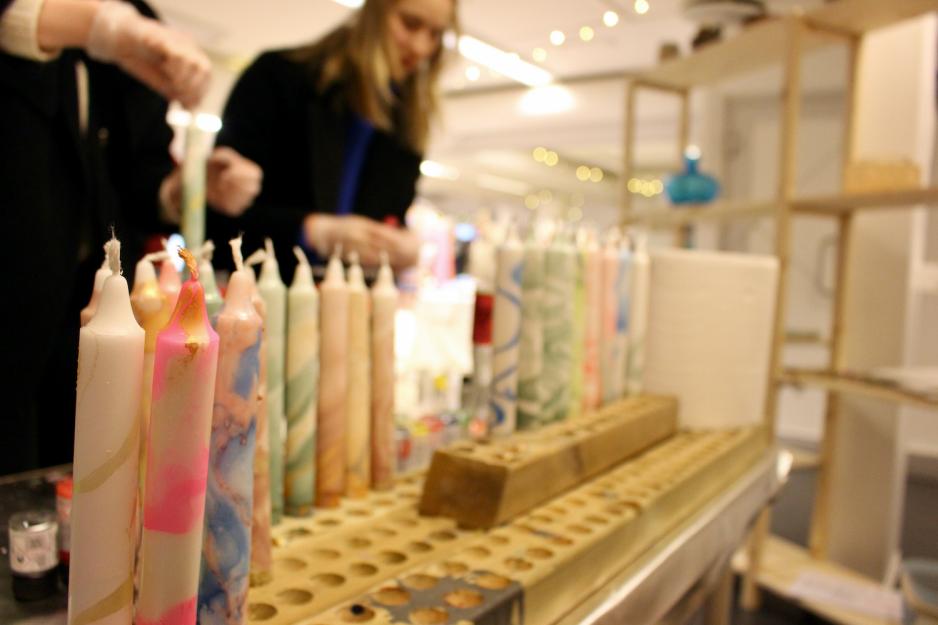 Flere lys st&aring;r til t&oslash;rk etter &aring; ha blitt marmorert i ulike farger. 