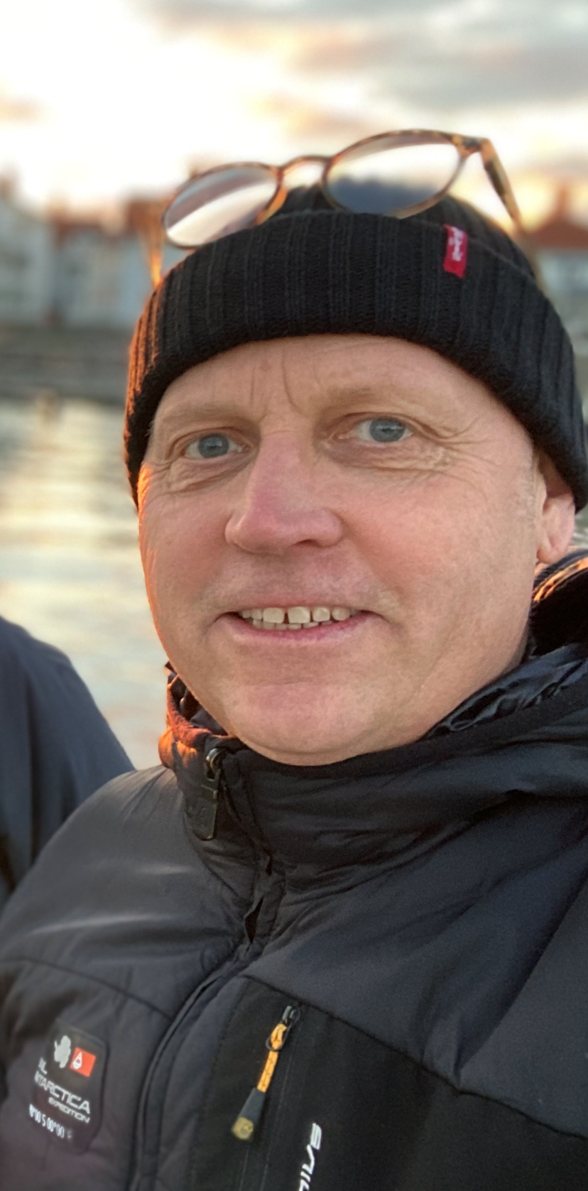 Magne Langberg st&aring;r ute ved en elv.