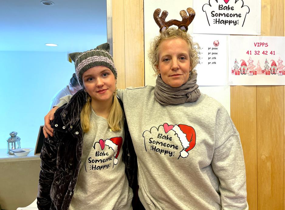 Mikaela Spaberg (venstre) og Maite Johannessen (h&oslash;yre) selger bakevarer p&aring; boden sin.