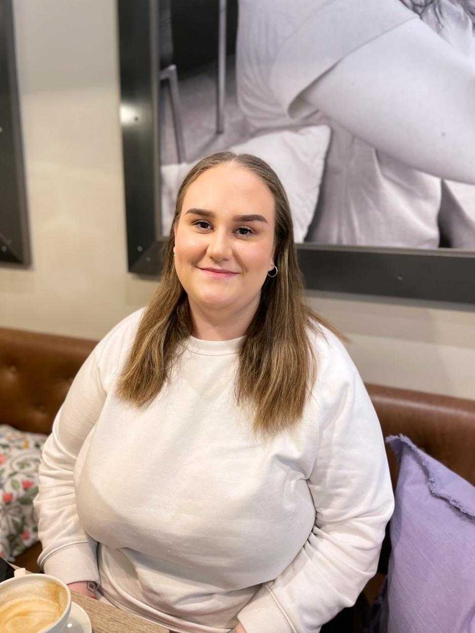 Portrett av kvinne p&aring; kaf&eacute;