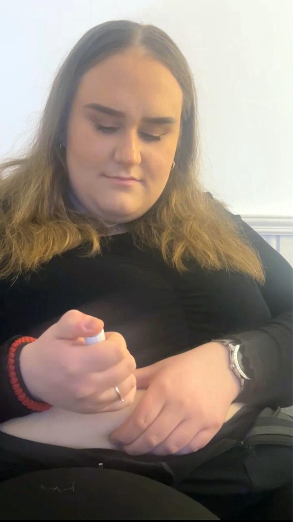 Kvinne stikker spr&oslash;yte i magen