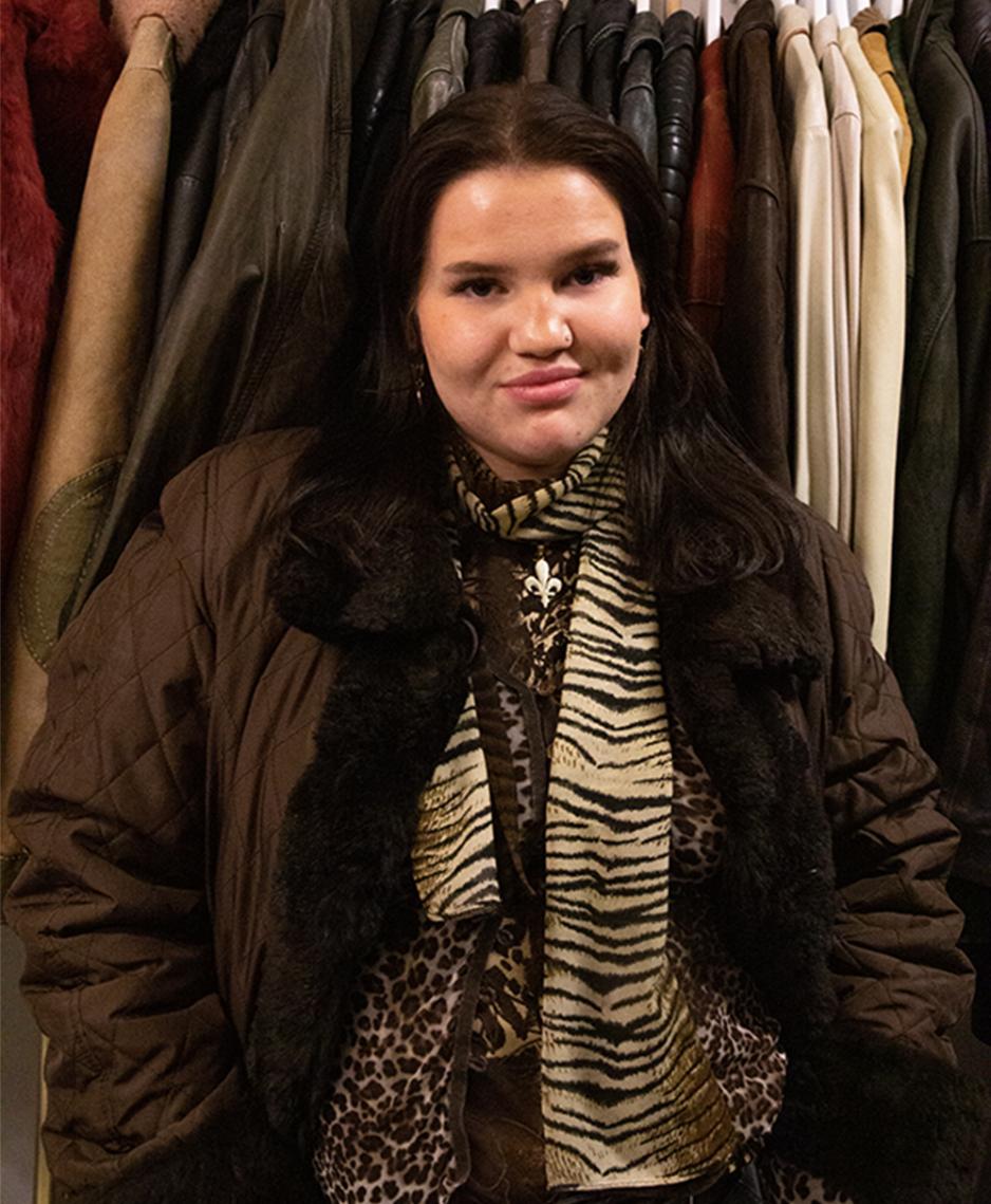 Maja Fjelstad foran kl&aelig;r i butikken Le Trend