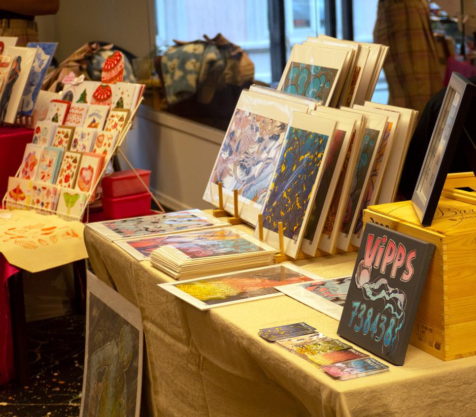 Marcus Hall har laget en rekke fargerike malerier, de er stilig ut p&aring; flokemarkedet.