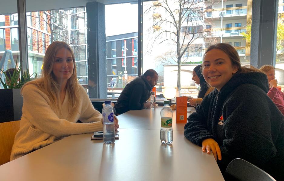 Malin Navestad og Karianne Mj&oslash;lsnes ved bord p&aring; Oslomet