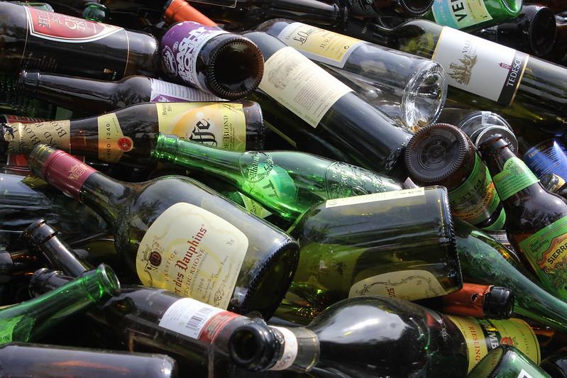 Mange flasker med alkohol som ligger i en haug opp&aring; hverandre. 