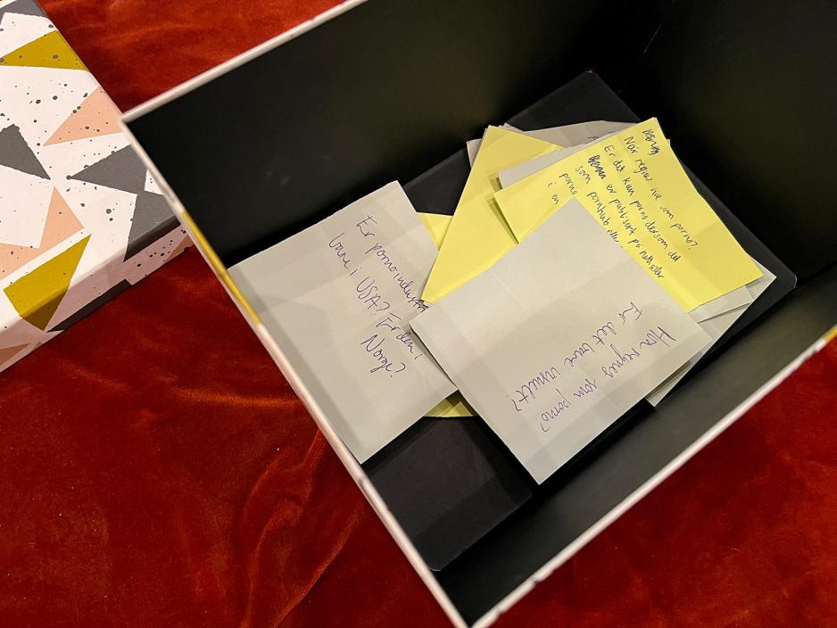 En boks med mange anonyme sp&oslash;rsm&aring;l om porno fra ungdommer. 