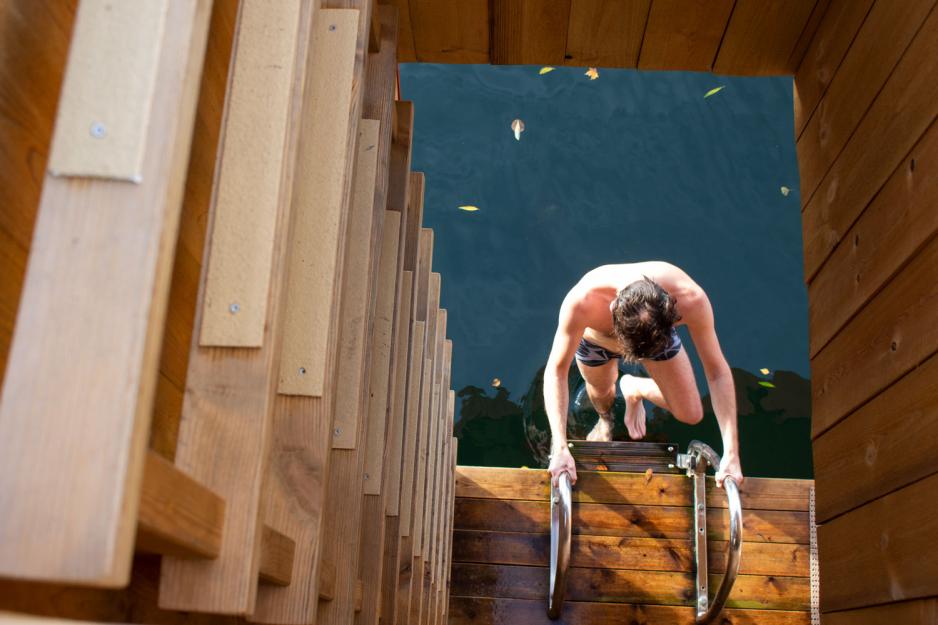 Mann g&aring;r ned badetrapp 