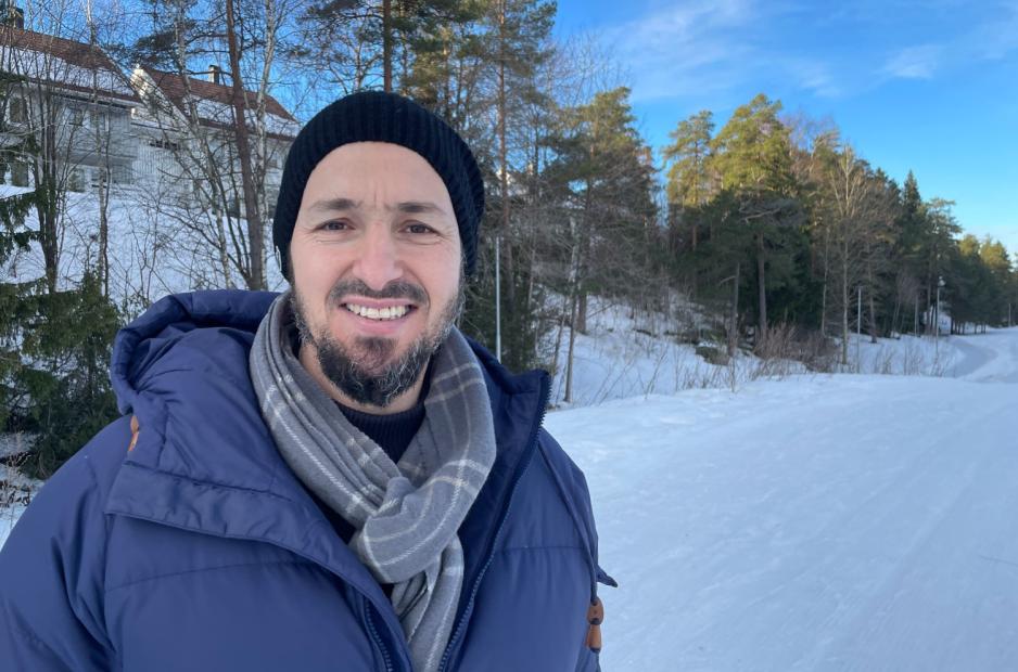 Mohammed Chikhi st&aring;r i en skil&oslash;ype.