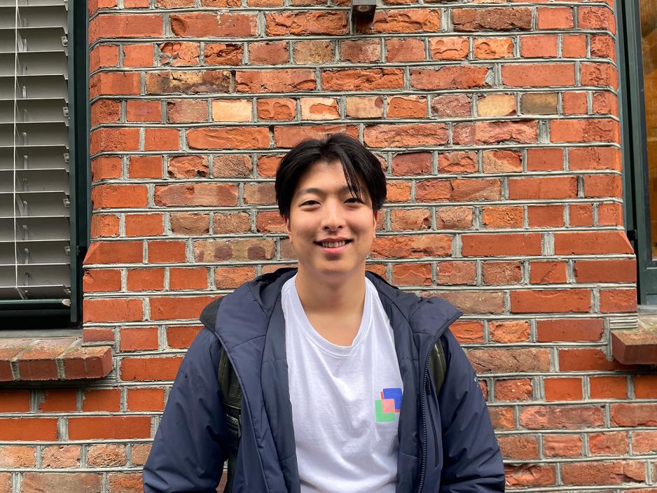 Halvor B. Munthe-Kaas st&aring;r foran en murvegg.