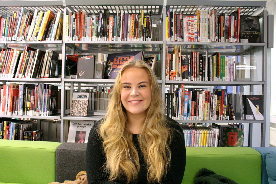 Mari foran biblioteksb&oslash;ker