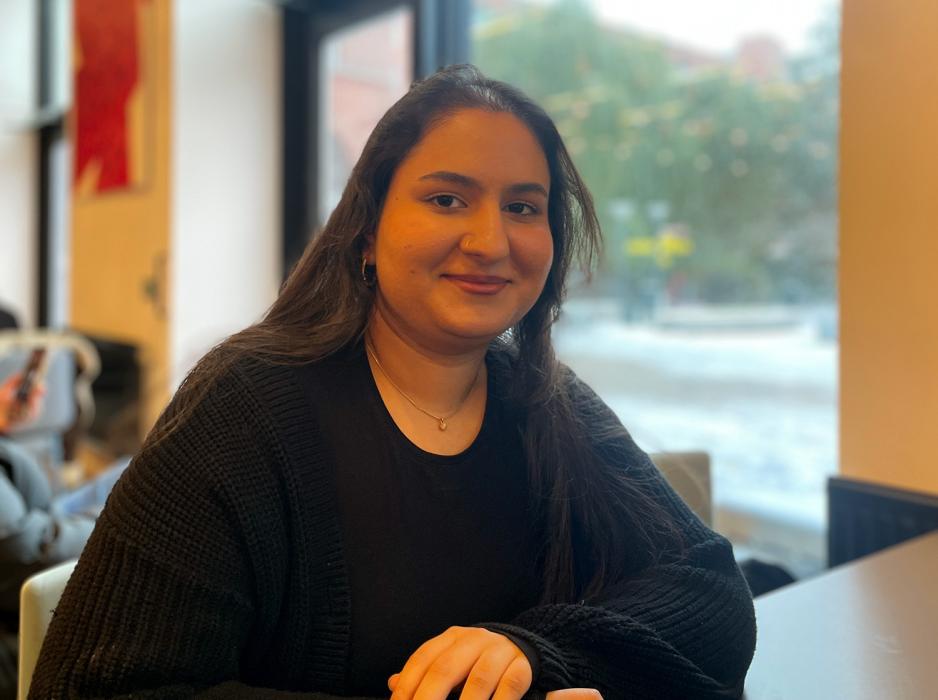 Mariam Shafiq Goraya sitter i p52 p&aring; OsloMet og jobber med skole