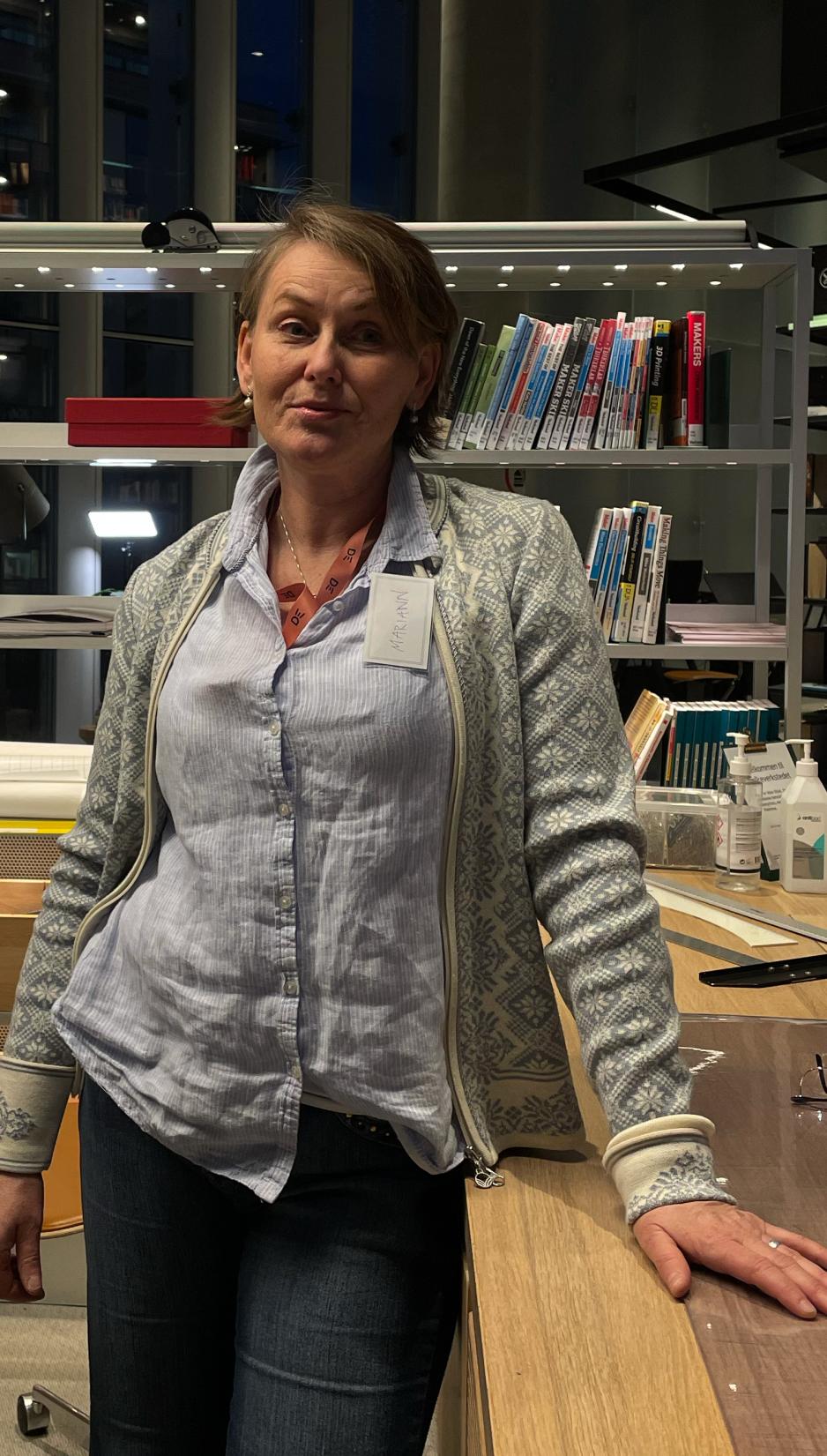 en smilende dame p&aring; et verksted 