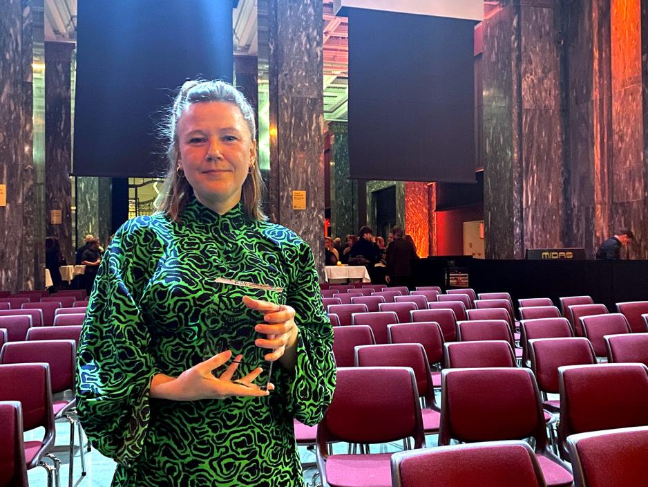 Mari Kandstad Johnsen som holder prisen for &Aring;rets vakreste bok. 