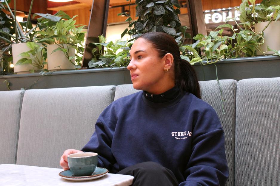 Kvinne drikker kaffe p&aring; cafe